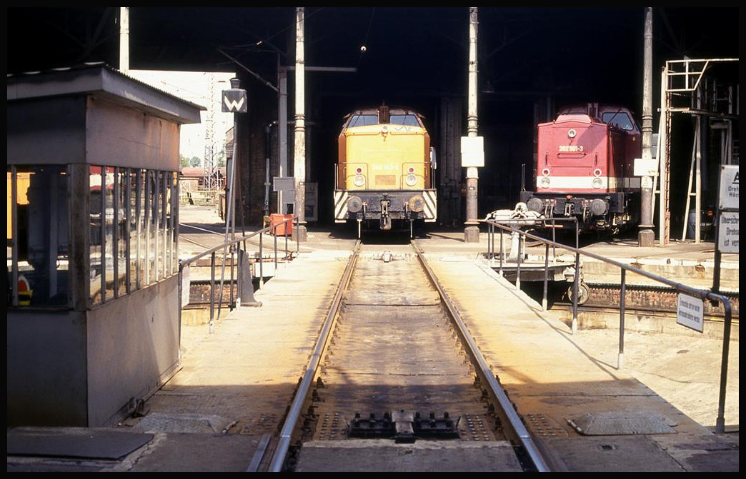 Blick am 28.04.1993 über die Drehscheibe auf zwei Loks im Rundschuppen des BW Wittenberge. Es handelt sich dabei um die Rangierlok 345f143 und die Strecken Diesellok 202501.