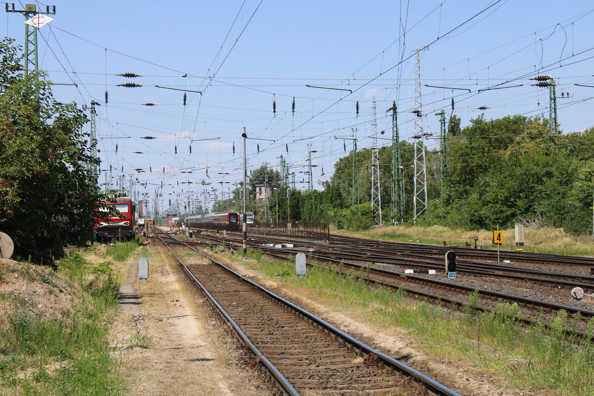 Blick am 28.07.2026 von einem Bahn�bergang aus Richtung Gy�r in den Bahnhof Hegyeshalom.