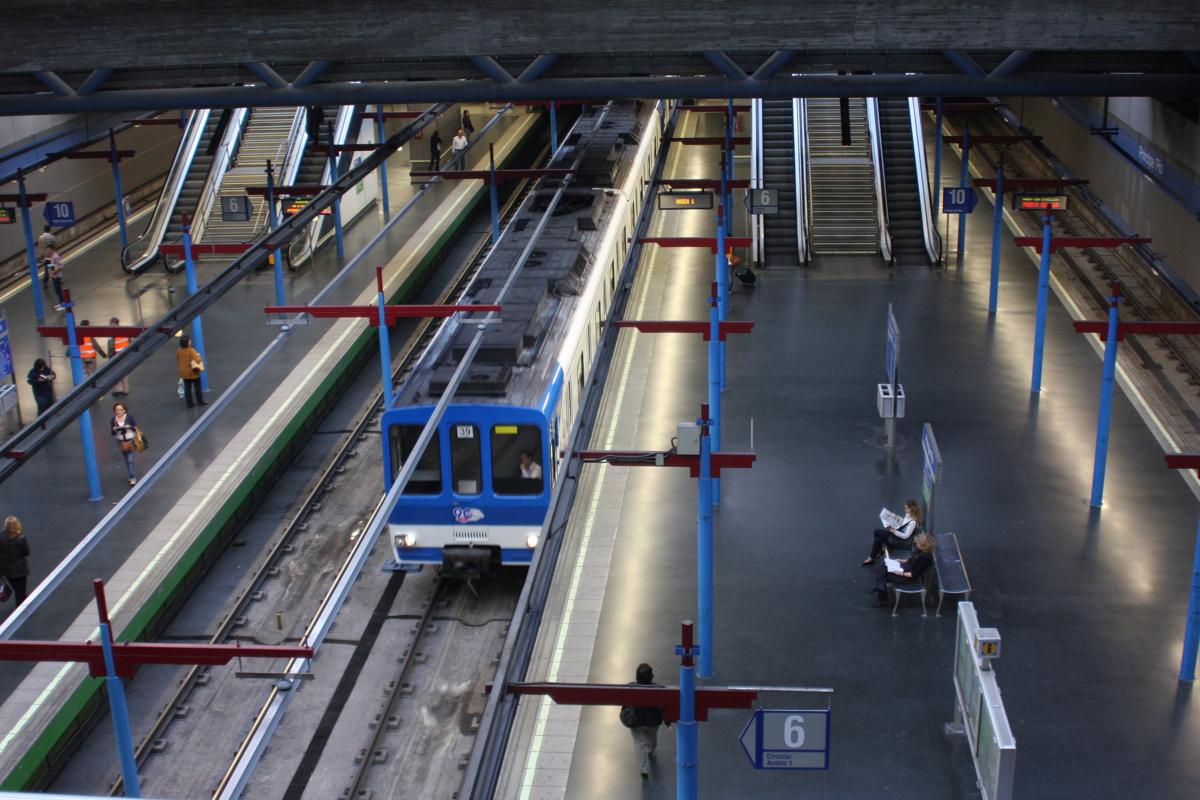Blick am 30.10.2009 auf die U-Bahn Bahnsteiggleise des Bahnhof Principe Pio in Madrid.