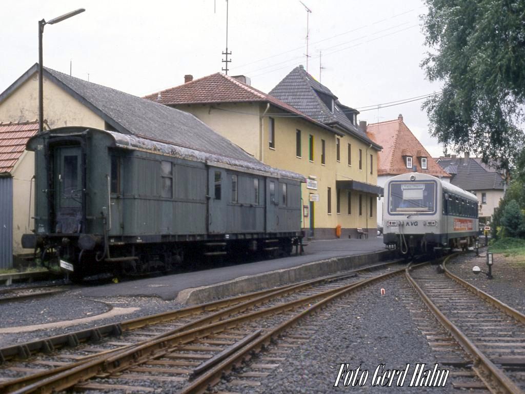 Blick am 5.7.1988 in den Bahnhof Schöllkrippen. Rechts ist VT 80 der Kahlgrundbahn zu sehen.