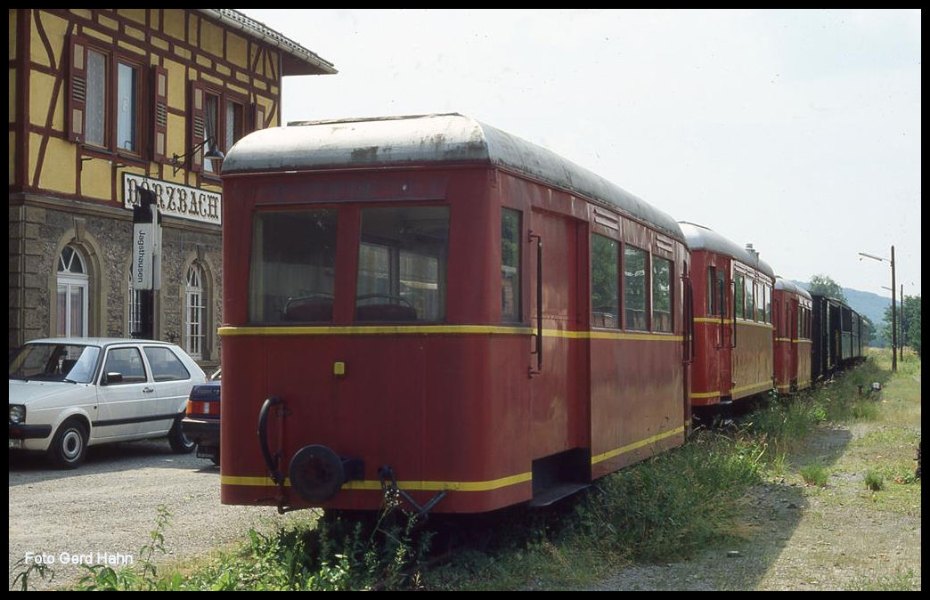 Blick am 8.7.1991 in den ehemaligen SWEG Schmalspurbahnhof Dörzbach mit diversen Museums Fahrzeugen.