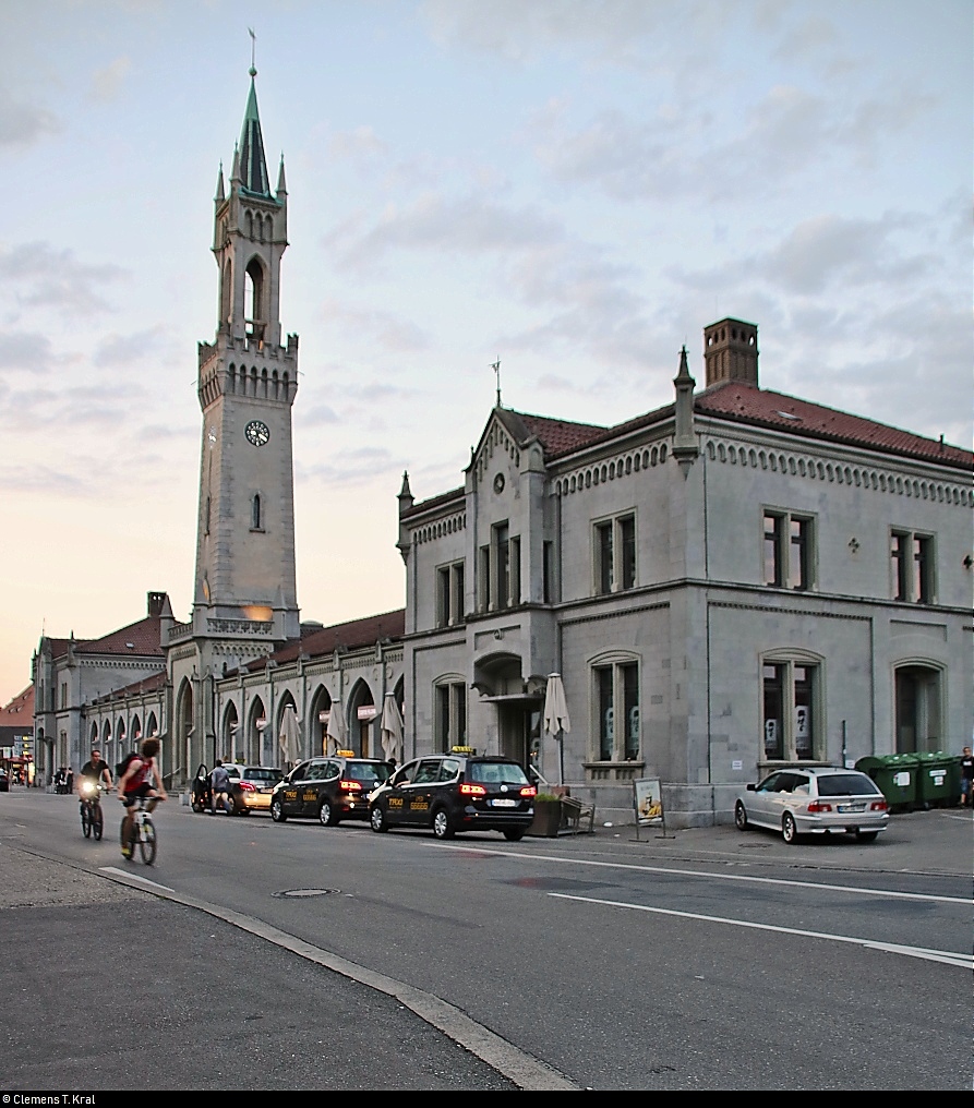 Blick am Abend auf das Empfangsgebäude des Bahnhofs Konstanz mit dem markanten Glockenturm.
[8.7.2018 | 21:22 Uhr]