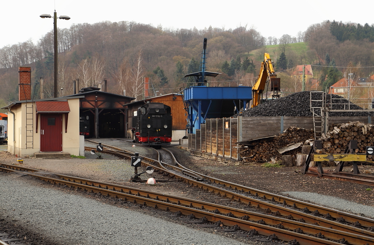 Blick am Mittag des 04.04.2016 ins Bw Freital-Hainsberg mit der zugehörigen Bekohlungsanlage. Die zu sehende Lok 99 1734 hat gerade ihren Planzug P 5003 von Dippoldiswalde hierher gebracht und wird jetzt in ihrem  Zuhause  die Betriebsvorräte (Kohle und Wasser) auffrischen, bevor es mit dem nächsten Zug wieder durch den wildromantischen Rabenauer Grund und entlang der Talsperre Malter, hinauf nach Dippoldiswalde geht.