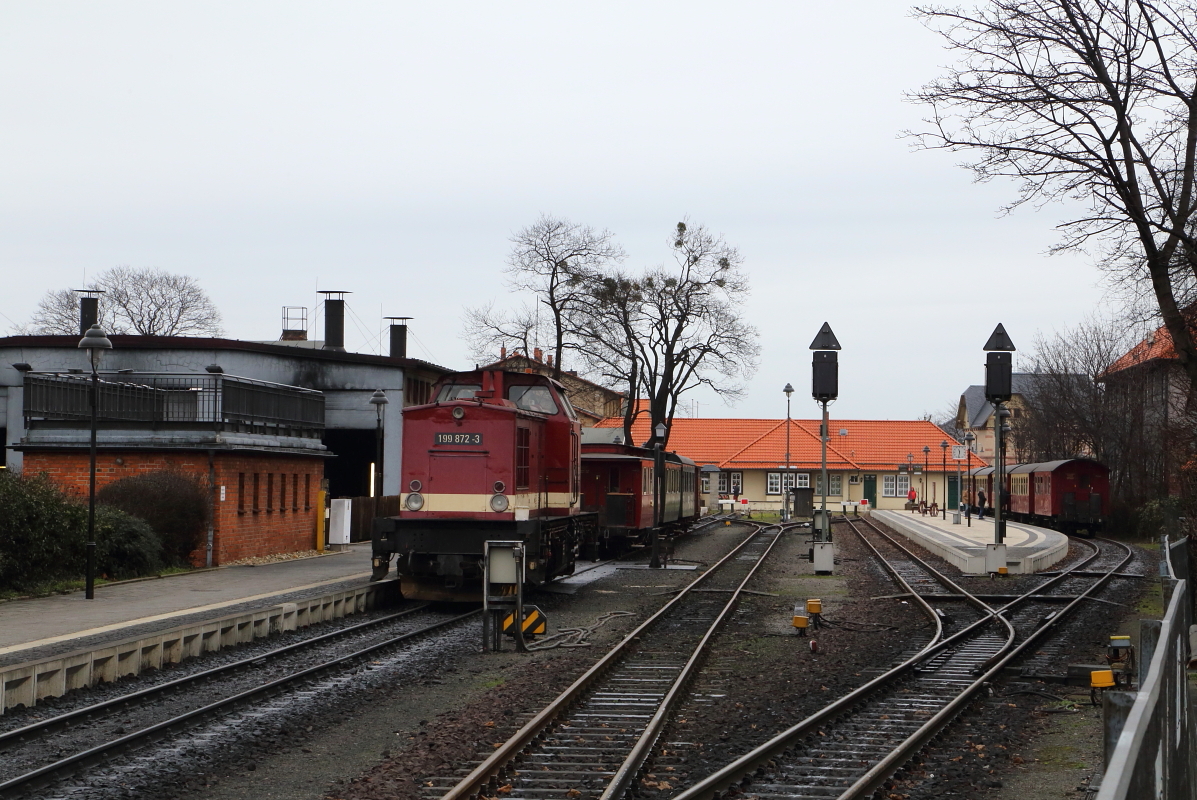 Blick am Mittag des 05.02.2016 in den HSB-Bahnhof Wernigerode. Links steht 199 872, welche gerade einen Sonderzug für die IG HSB bereitgestellt hat, der wenig später unter Traktion von 99 5901 zum Brocken startet, der Zug rechts wird um 11.55 Uhr als P8903 mit 99 7234 in Richtung Eisfelder Talmühle aufbrechen.