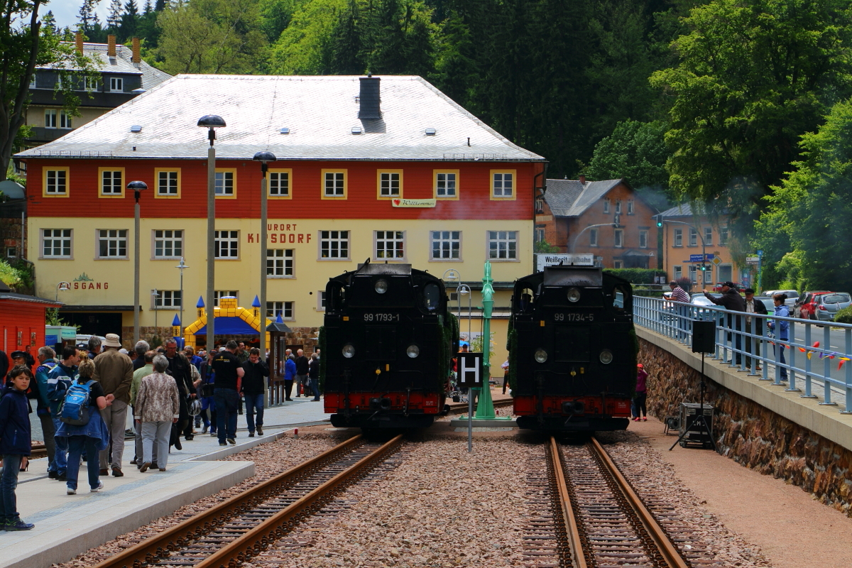 Blick am Mittag des 17.06.2017 in den Bahnhof Kurort Kipsdorf. Nachdem 99 1793 und 99 1743 den Eröffnungszug zur Wiederinbetriebnahme des Weißeritztalbahn-Abschnittes Dippoldiswalde - Kipsdorf hier abgeliefert und Wasser genommen haben, steht jetzt eine kurze Pause an, welche von den Fotografen natürlich dankbar angenommen wird. ;-) Wenig später geht es dann mit dem ersten Planzug P6003 zurück nach Freital-Hainsberg. Der Fotograf wird einer der Fahrgäste sein! ;-)