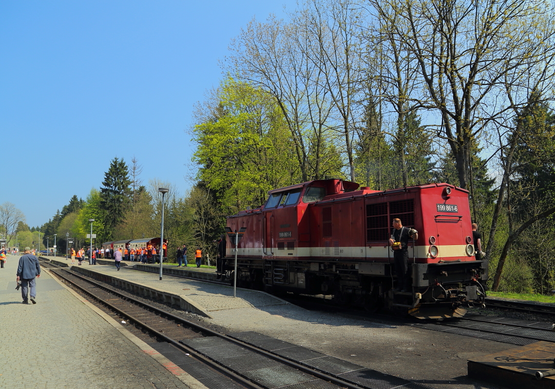 Blick am Mittag des 21.04.2018 in den Bahnhof Drei Annen Hohne. Auf Gleis 2 ist gerade 199 861 auf Umsetzfahrt, um den in Gleis 3 stehenden Sonderzug zur Rückfahrt nach Wernigerode zu übernehmen. Nach einem ereignisreichen Bahnfototag mit vielen Rangierfahrten und Fotohalten, findet dort die Veranstaltung ihr Ende. Mit diesem letzten Bild des Events geht mein Dank, wie immer, an die Organisatoren und Ausführenden dieser tollen Fahrt, also HSB GmbH, Zug- und Lokpersonal und natürlich auch an unseren Reiseleiter Herrn Schwarzbach, welcher wieder viele schöne Aufnahmestandorte für uns ausgesucht hatte!