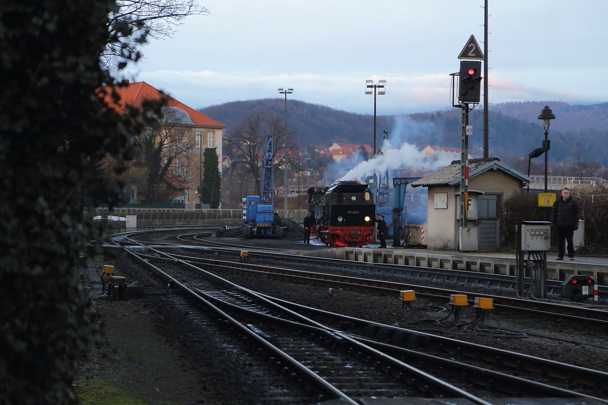 Blick am Morgen des 06.02.2016 vom Bahnhof Wernigerode zur Bekohlungsanlage der Lokeinsatzstelle. Dort finden gerade die letzten Vorbereitungsarbeiten an 99 6001 für ihren heutigen Sonderzugeinsatz für die IG HSB statt. Ihre Aufgabe ist es, den zweiten Sonderzug der Veranstaltung zu übernehmen, während der erste von 99 5901 befördert wird.