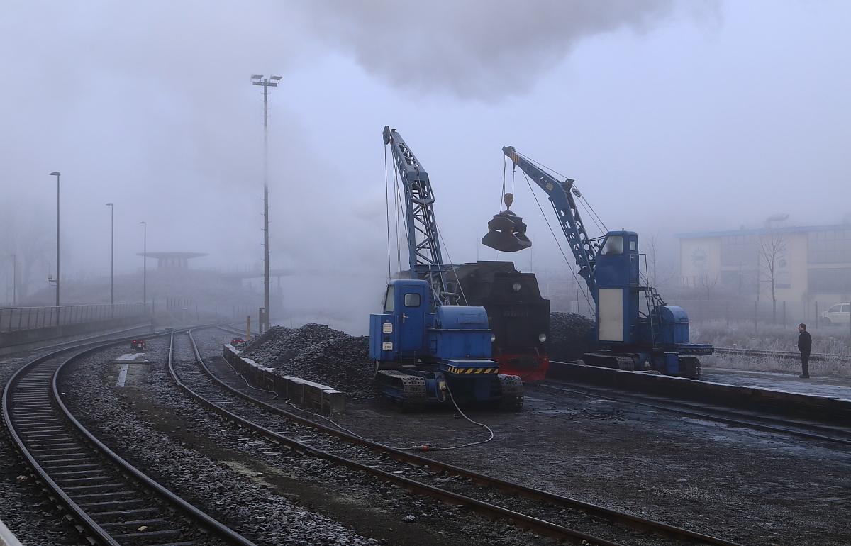Blick am Morgen des 13.02.2015 auf die Bekohlungsanlage im Bw Wernigerode. Gerade wird hier 99 7243 mit Brennstoff beschickt.