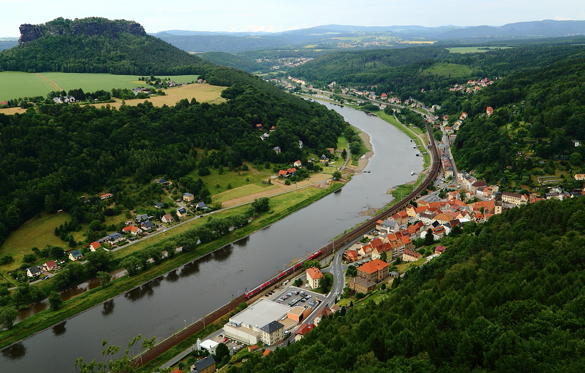 Blick am Nachmittag des 16.06.2017 von der Festung Königstein auf den gleichnamigen Ort, welchen gerade ein S-Bahnzug aus Dresden erreicht.