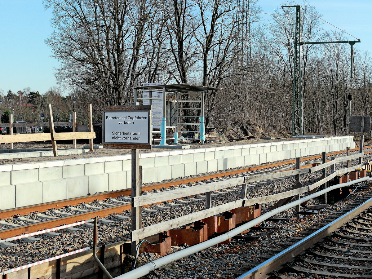 Blick am Sonntag, den 13. Februar 2022 auf den seit langer Zeit im Umbau befindlichen Bahnhof Wünsdorf-Waldstadt mit zusätzlichen Hinweisschild im Gleisbereich.
