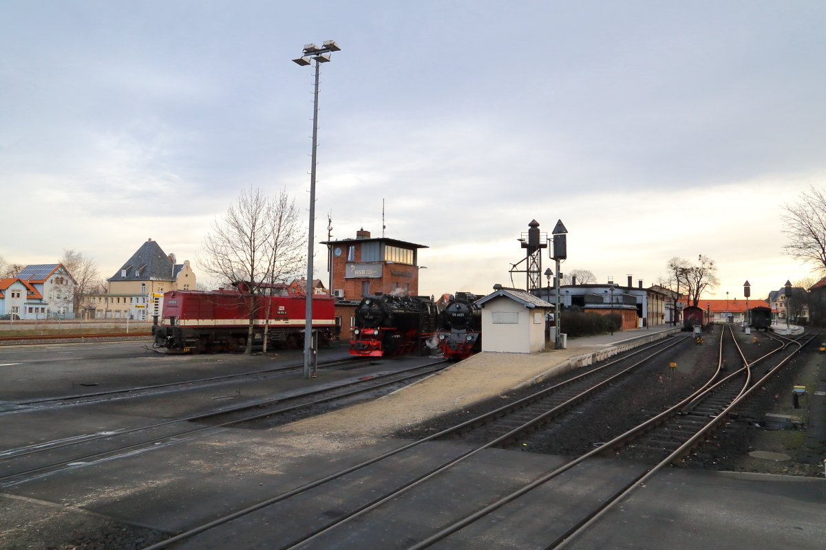 Blick am Vormittag des 07.02.2016 in die Lokeinsatzstelle und den Bahnhof der HSB im Harzstädtchen Wernigerode. Während die Diesellok noch auf Rangierfahrten wartet, bereiten sich die beiden Dampfloks bereits auf größere Aufgaben vor. 99 222 wird gleich den links im Bahnhof stehenden Planzug für eine Brockenfahrt übernehmen und  Ballerina  99 6001 den rechts stehenden IG HSB-Sonderzug für die Fahrt nach Eisfelder Talmühle, was der Auftakt ist, für den letzten Tag der Winter-Sonderzugveranstaltung des genannten Vereins im Jahre 2016.