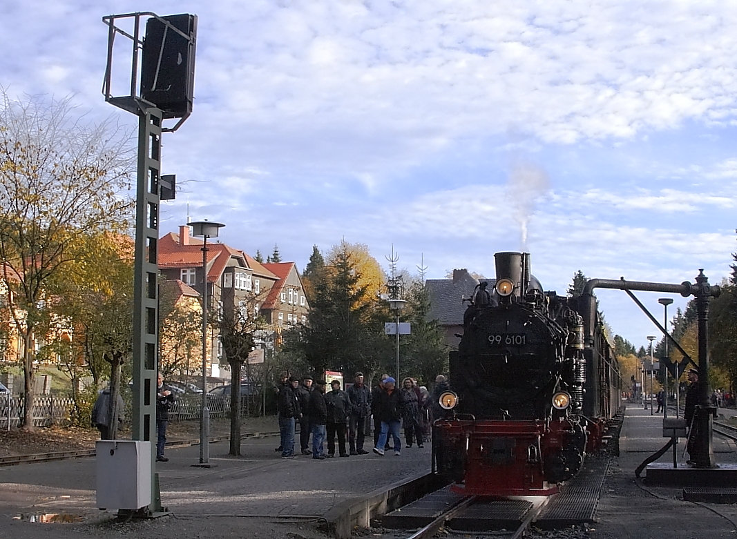 Blick am Vormittag des 19.10.2013 in den Bahnhof Drei Annen Hohne. Während 99 6101 vor einem Sonderzug der IG HSB nach  Eisfelder Talmühle  gerade mit dem Wasserfassen beschäftigt ist, nutzen die Fahrgäste des Zuges die Zeit, um sich ein wenig die Beine zu vertreten und, natürlich auch, um ein paar schöne Aufnahmen zu machen!