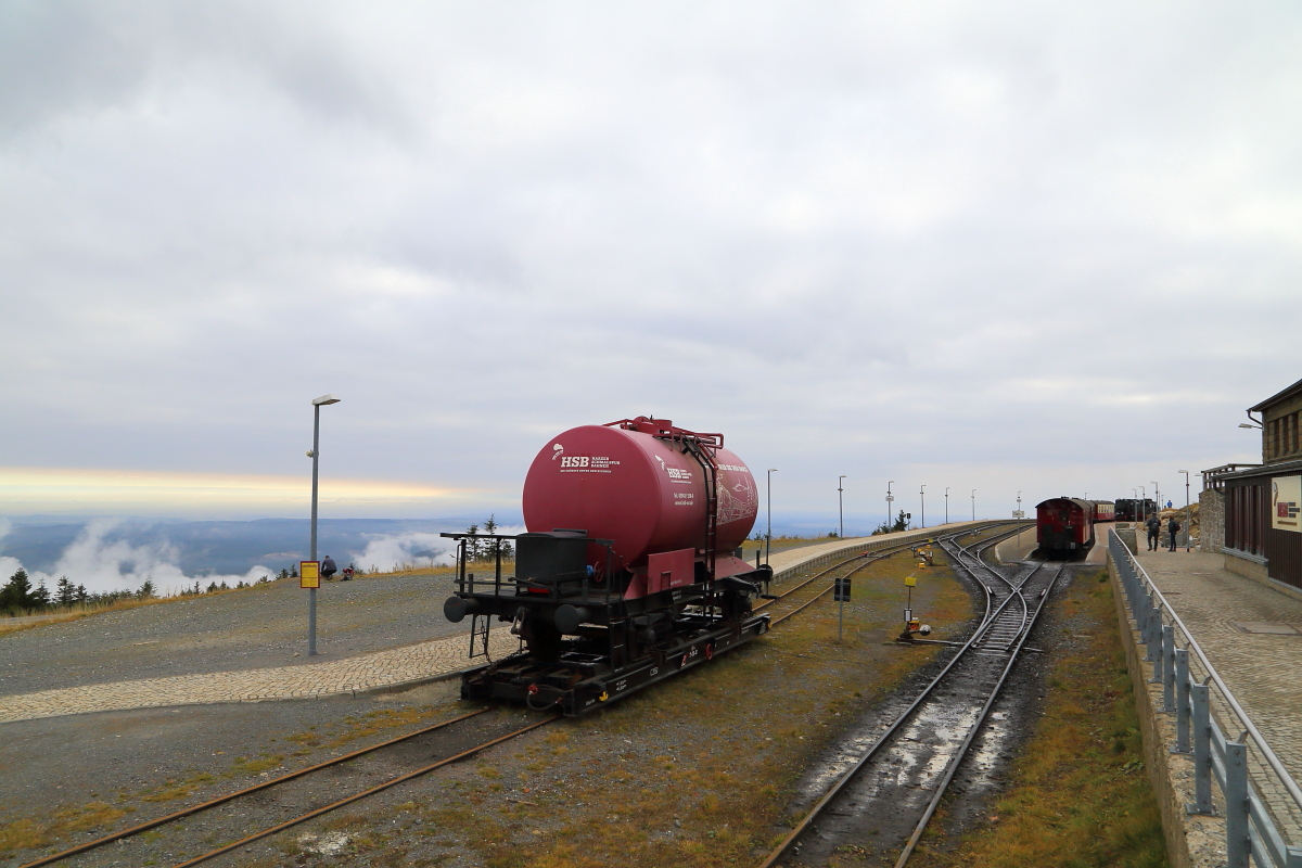 Blick am Vormittag des 19.10.2018 in den Bahnhof Brocken. Im Hintergrund rangiert 99 7247 nach dem Umsetzen gerade wieder an ihren Zug heran, um ihn als P8940 nach Drei Annen Hohne zu bringen.