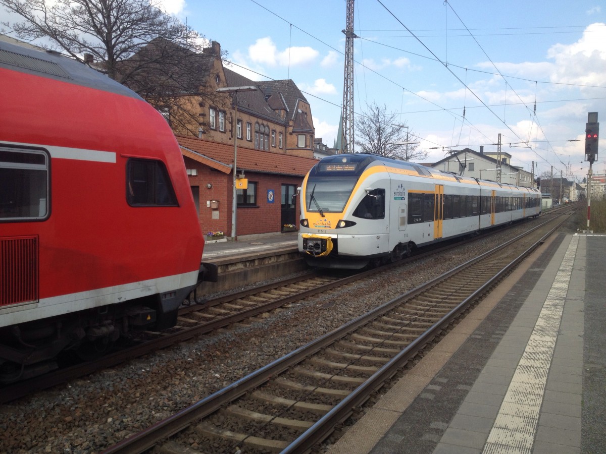 Blick an einem Dosto Steuerwagen entlang auf Eurobahn Flirt ET 5.13 am 26.03.2014 in Paderborn Hbf.