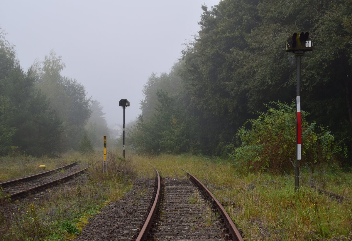 Blick vom Anschluss von Mosolf auf den Bahnhof Überherrn. Der Verkehr auf der Strecke Völklingen - Überherrn - Thionville wurde schrittweise ab 1972 eingestellt. 1972 erfolgte die Einstellung auf dem Abschnitt Überherrn – Grenze Hargarten. 1992 erfolgte die Einstellung des Personenverkehrs auf dem Abschnitt Überherrn - Völklingen. 1995 wurde die Oberleitung abgebaut. 2003 wurde der Verkehr entgültig eingestellt und die Strecke stillgelegt. 2003 pachtete Mosolf die Strecke für den Güterverkehr. 2016 wurde der Verkehr wegen Oberbaumängel eingestellt. Es gab bis jetzt immer wieder Vorschläge zur Reaktivierung welche bis heute nicht erfolgte. Da die Strecke nur stillgelegt und nicht entwidmet ist, ist hier eine Reaktivierung jedoch möglich. 

Überherrn 30.09.2023