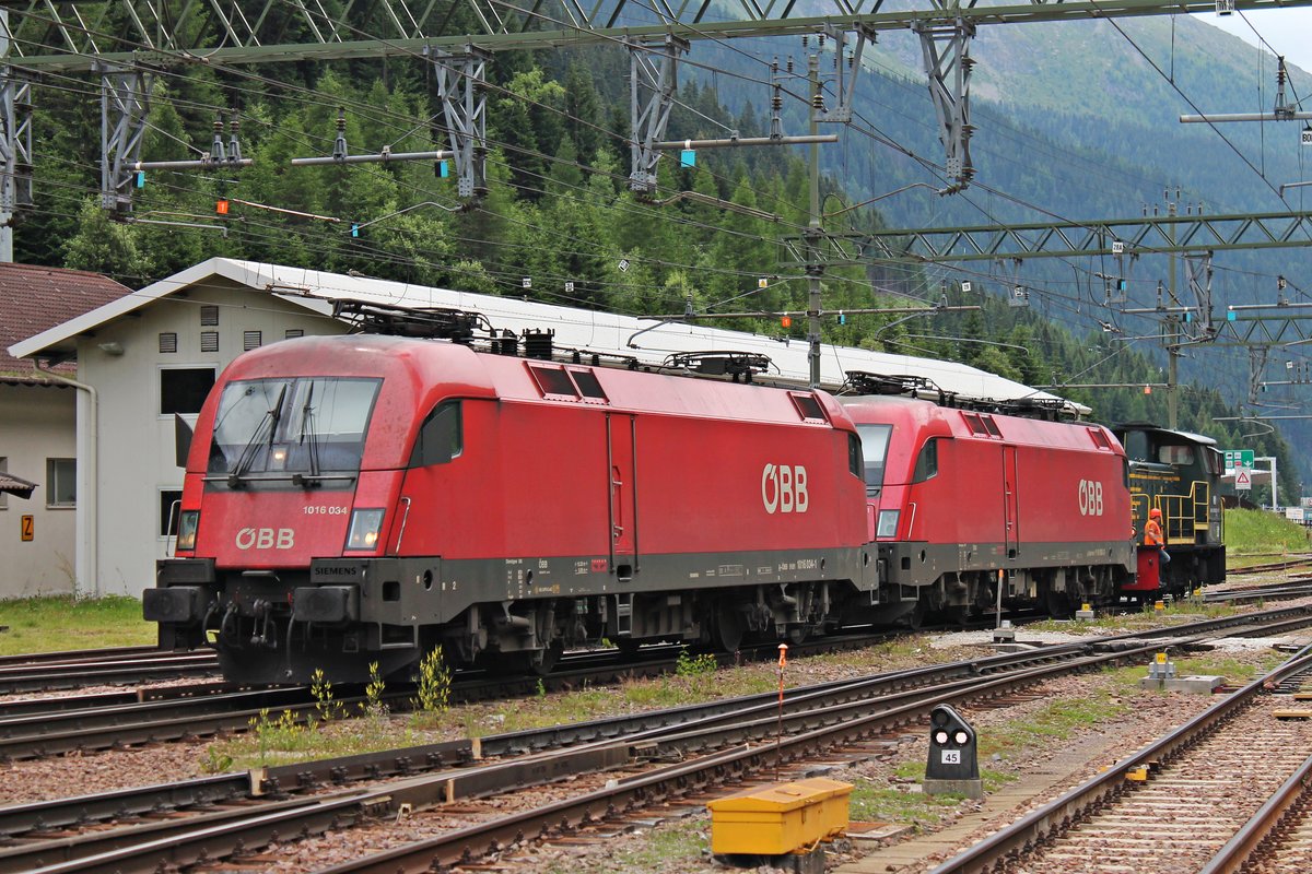 Blick auf 1016 034, als diese am Mittag des 05.07.2018 zusammen mit 1116 061 von der D 245 6020 unter der italienischen Oberleitung vom Bahnhof Brennero wieder zurück nach Österreich rangiert wurde.