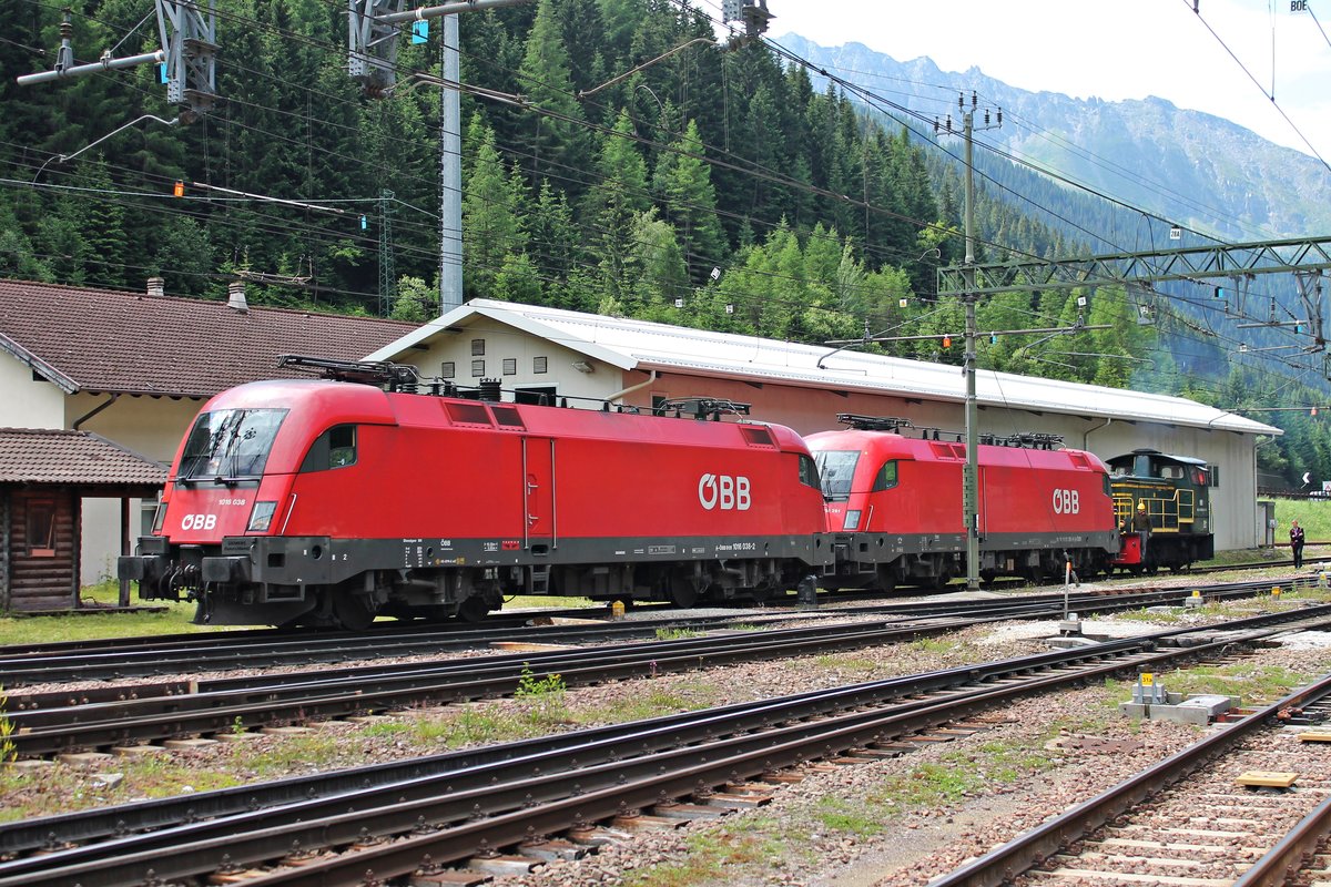 Blick auf 1016 038, weclhe zusammen mit 1116 261 am Morgen des 04.07.2018 unter italienischer Oberleitung von D 245 6020 im Bahnhof von Brennero wieder zurück nach Österreich geschoben wurde.