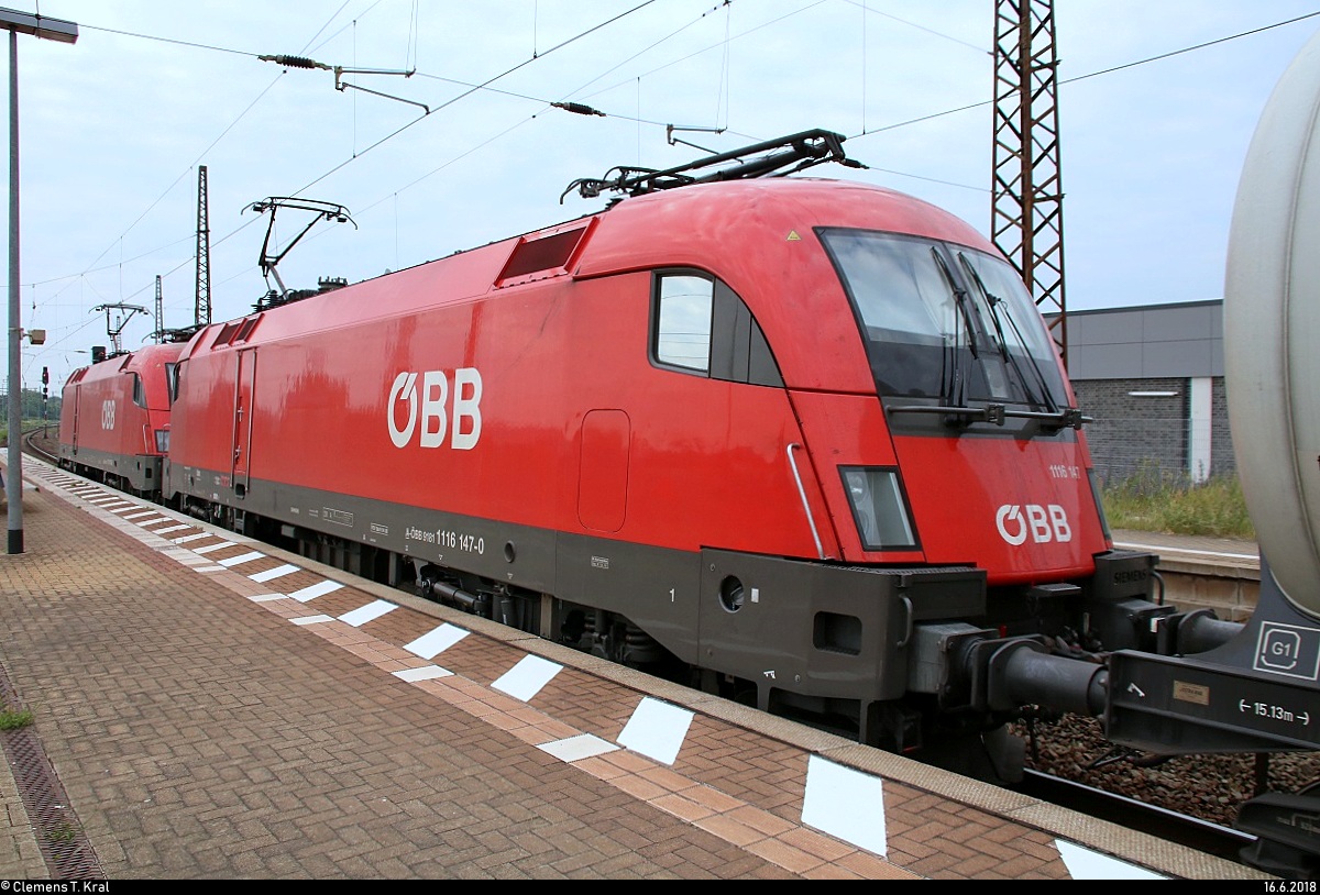 Blick auf 1116 147 ÖBB (Siemens ES64U2), die gemeinsam mit 1116 116 Kesselwagen durch Naumburg(Saale)Hbf auf Gleis 2 Richtung Großkorbetha befördert.
[16.6.2018 | 7:58 Uhr]