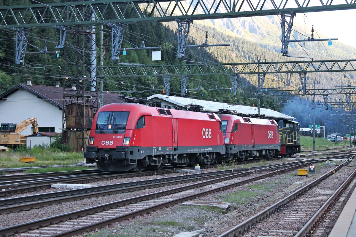 Blick auf 1116 278, welche am Abend des 04.07.2018 zusammen mit 1116 127 von der D 245 6020 unter der italienischen Oberleitung im Bahnhof von Brennero wieder zurück nach Österreich geschoben worden.