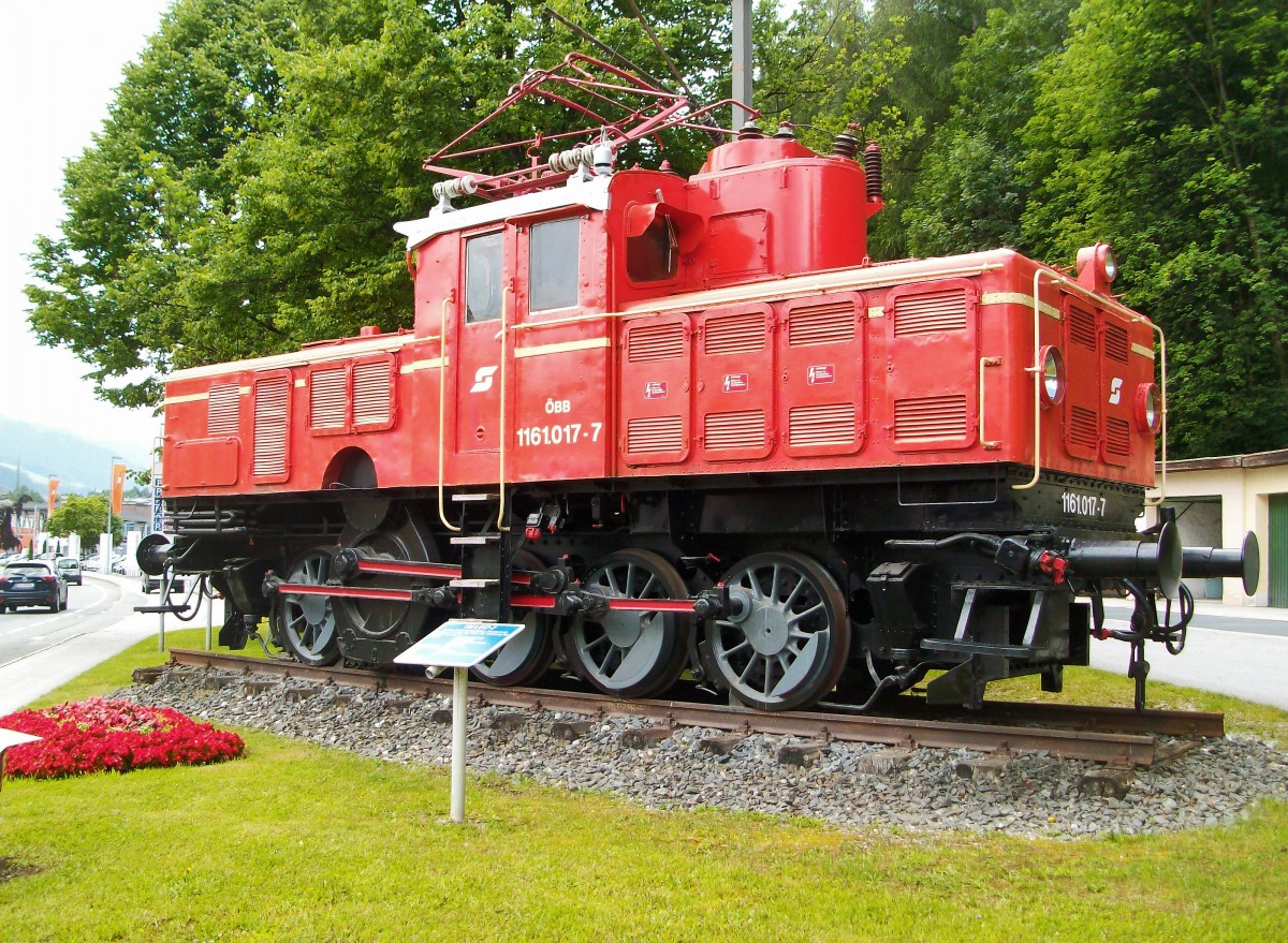 Blick auf die 1161 017-7 am 28.6.2015 bei der Ortseinfahrt in Bischofshofen.
Diese Lok war bis 1993 im Verschub in Bischofshofen und Schwarzach-St. Veit im Einsatz.