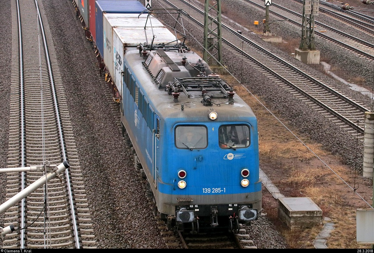 Blick auf 139 285-1 der Eisenbahngesellschaft Potsdam mbH (EGP) als Containerzug, der den Abzweig Thüringen (At) Richtung Norden passiert. Aufgenommen von der Brücke Dieselstraße, Halle (Saale). [28.3.2018 | 9:25 Uhr]
