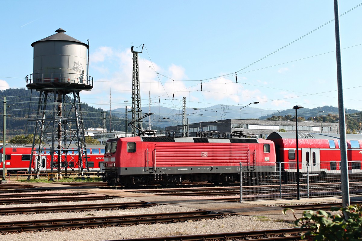 Blick auf die 143 332-5 am 06.10.2014, als sie mit ihrem Wagenpark neben dem Wasserturm vom BW Freiburg stand und auf die Bereitstellung im Hauptbahnhof wartet.