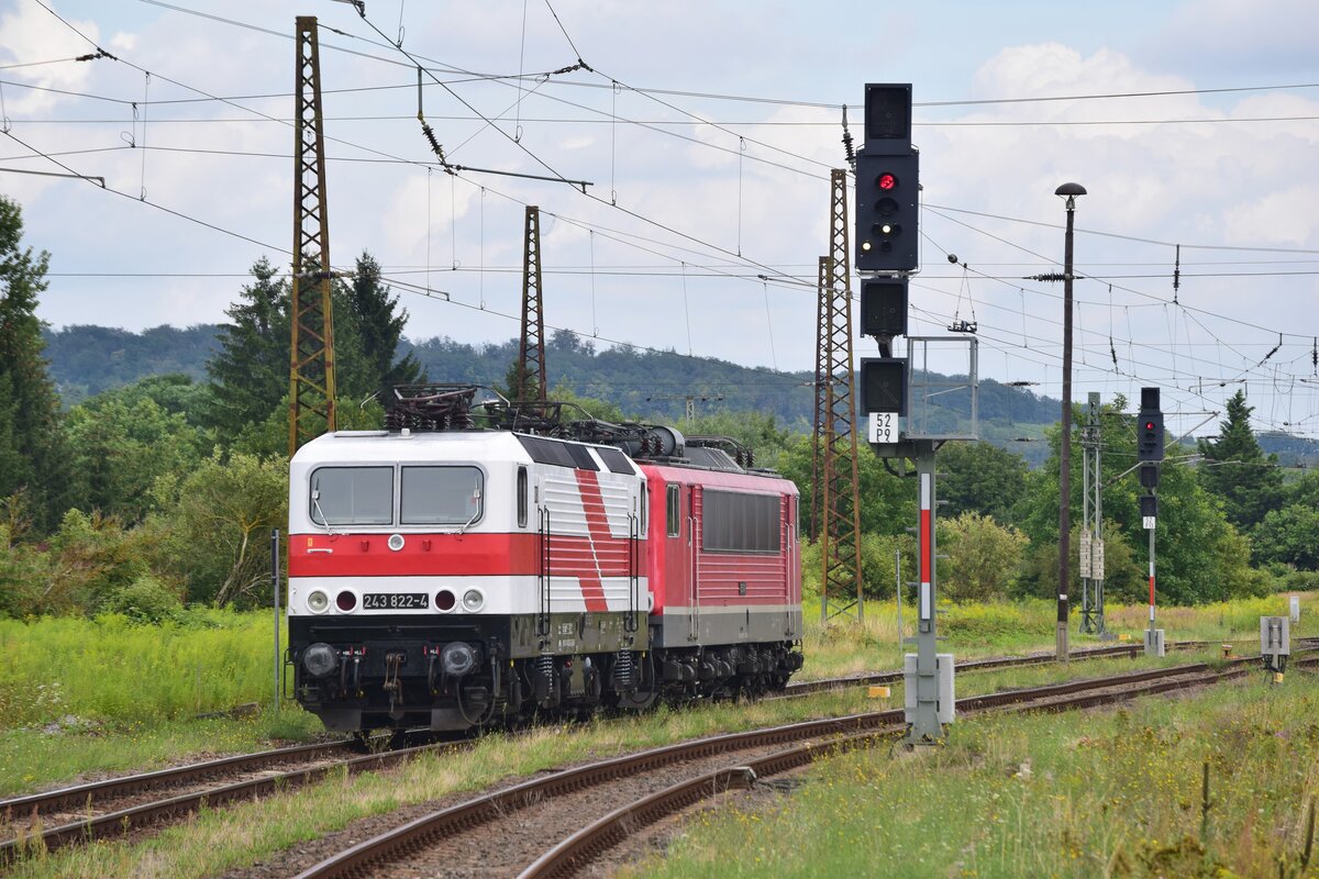 Blick auf 143 822 und 155 119 in Naumburg Hbf.

Naumburg 11.08.2021