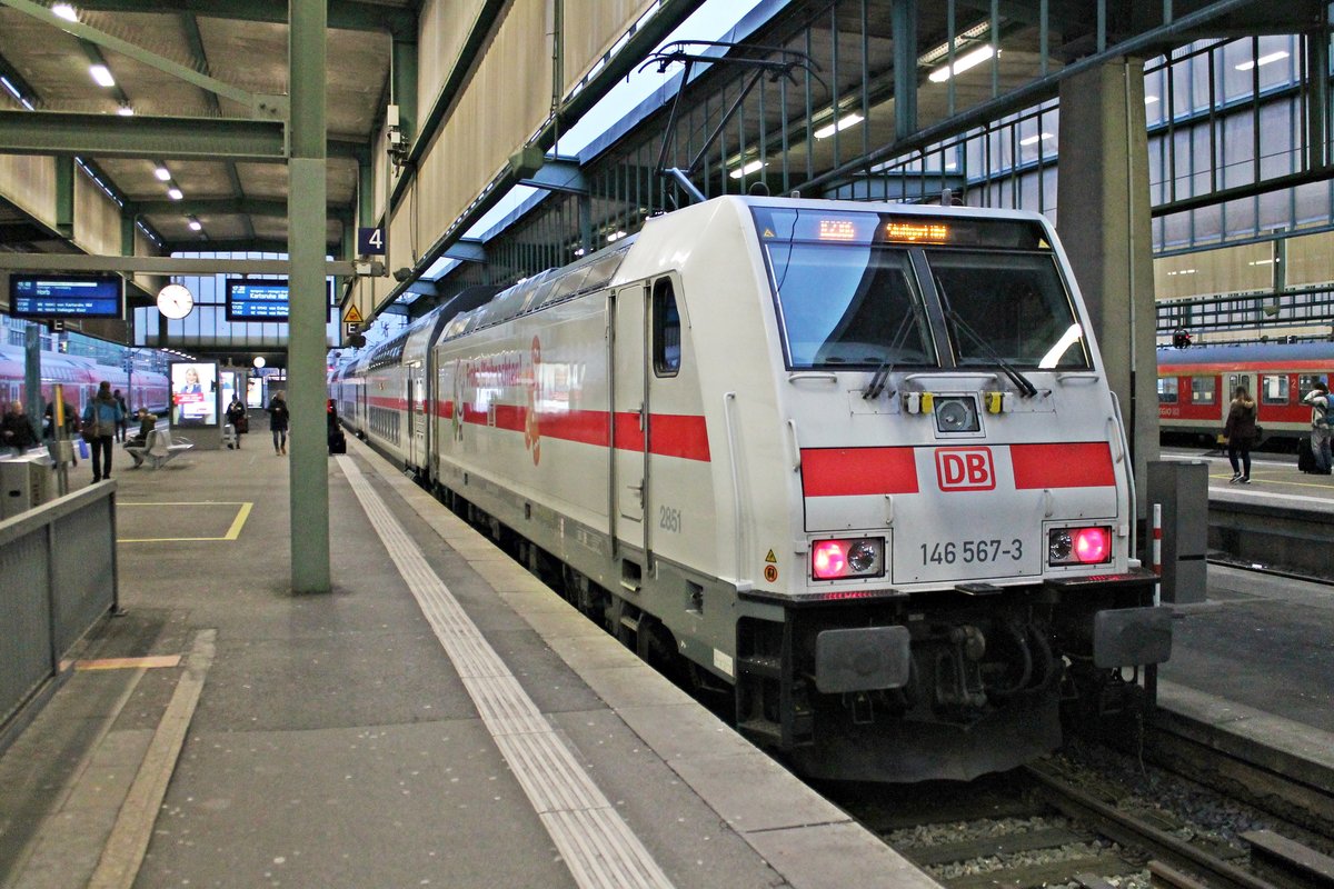 Blick auf 146 567-3 (2851)  Frohe Weihnachten , als diese am Nachmittag des 15.01.2019 im Hauptbahnhof von Stuttgart stand und auf die Ausfahrt in Richtung Abstellbahnhof wartete.