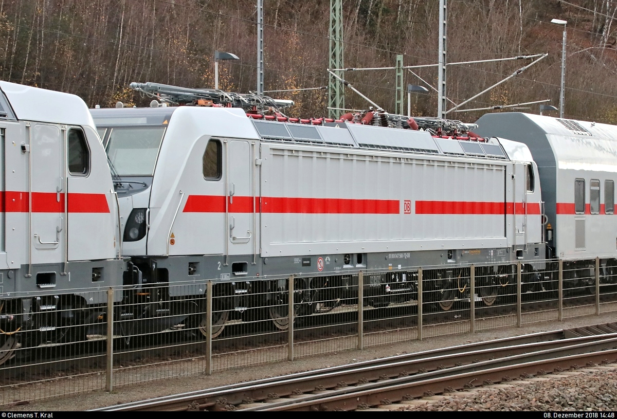 Blick auf 147 560-7, die in einer Überführung, von Tschechien kommend, mit 103 222-6 der RailAdventure GmbH eingereiht ist und auf einem Abstellgleis im Bahnhof Bad Schandau steht.
Aufgenommen im Gegenlicht am Ende des Bahnsteigs 1/2.
[8.12.2018 | 14:48 Uhr]