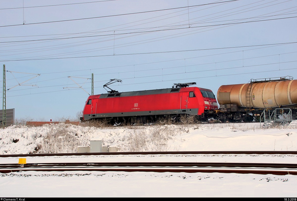 Blick auf 152 096-4 DB als Kesselzug, die in Halle (Saale), Karl-von-Thielen-Straße, auf der Ostumfahrung für den Güterverkehr in nördlicher Richtung fährt. [18.3.2018 | 12:08 Uhr]