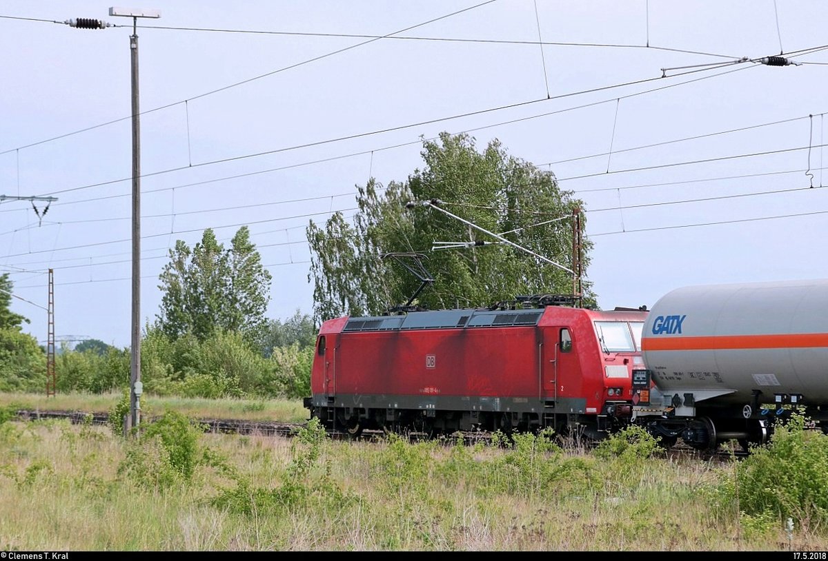 Blick auf 185 191-4 DB mit Kesselwagen, die den Bahnhof Angersdorf Richtung Halle (Saale) durchfährt, kommend von der Bahnstrecke Merseburg–Halle-Nietleben (KBS 588).
[17.5.2018 | 15:12 Uhr]