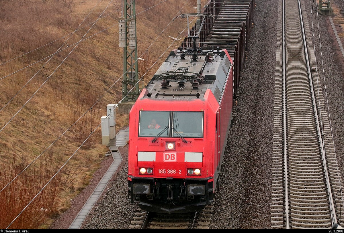 Blick auf 185 366-2 DB als Flachwagenzug, der den Abzweig Thüringen (At) Richtung Norden passiert. Aufgenommen von der Brücke Dieselstraße, Halle (Saale). [28.3.2018 | 9:29 Uhr]