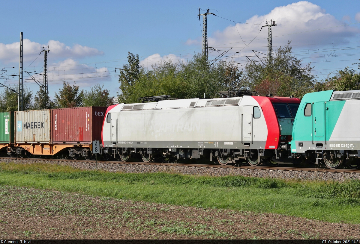 Blick auf 185 507-1, eingereiht als Wagenlok in einem Containerzug mit 185 633-5 am Zöberitzer Weg in Halle (Saale) Richtung Delitzsch. Sie hörte einst auf den Namen  Sir Reiner , wurde inzwischen entklebt und ist aktuell wohl an die Emons Bahntransporte GmbH (Emons Spedition GmbH) vermietet.

🧰 Alpha Trains Belgium NV/SA, vermietet an die ITL Eisenbahngesellschaft mbH (ITL)
🚩 Bahnstrecke Halle–Cottbus (KBS 219)
🕓 7.10.2021 | 14:31 Uhr