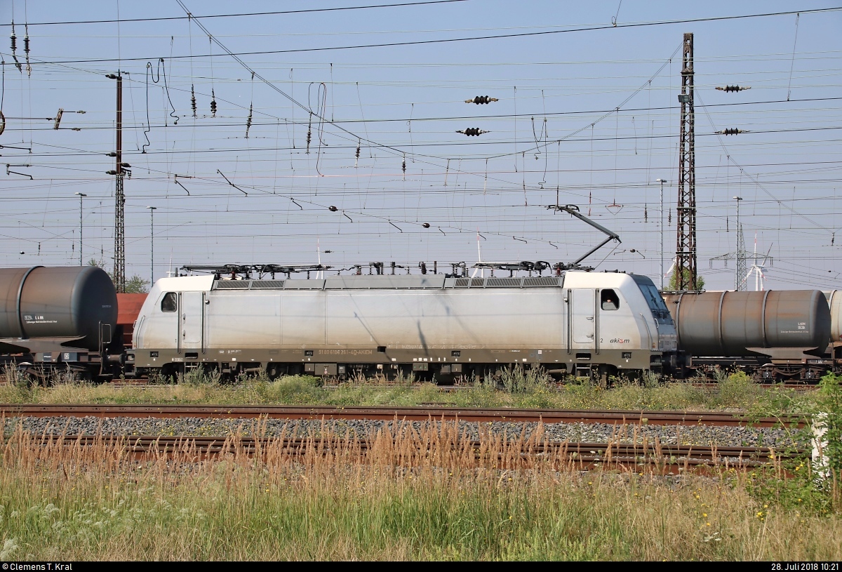 Blick auf 186 261-4 der Akiem S.A.S., vermietet an CTL Logistics, mit Kesselwagen, die den Bahnhof Großkorbetha erreicht.
[28.7.2018 | 10:21 Uhr]