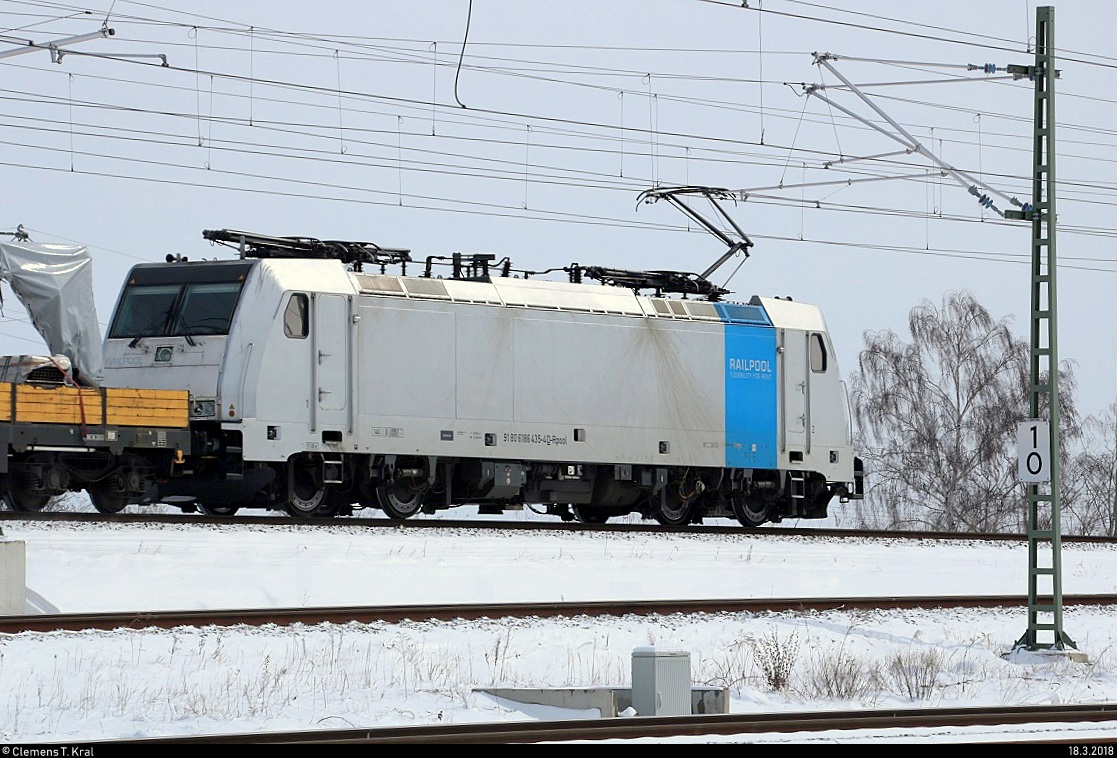 Blick auf 186 435-4 Railpool mit 203 409-8 (V 100-SP-007) als Gleisbauzug von Spitzke SE, der in Halle (Saale), Karl-von-Thielen-Straße, auf der Ostumfahrung für den Güterverkehr in südlicher Richtung fährt. [18.3.2018 | 11:38 Uhr]