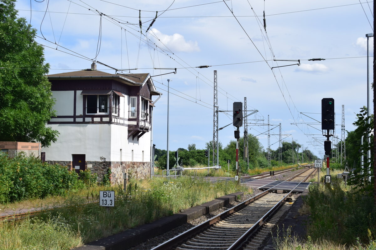 Blick auf das 1906 erbaute Stellwerk B2 in Gommern. Dieses ist für den Bahnügergang Bahnhofsstraße/Zerbster Chaussee zuständig sowie für die Ein und Ausfahrten in Richtung Güterglück. Von 1906 bis 1990 war das Stellwerk mit der Bauform Jüdel ausgestattet. 1990 wurde im Bahnhof das GS II DR im Betrieb genommen.

Gommern 18.07.2023
