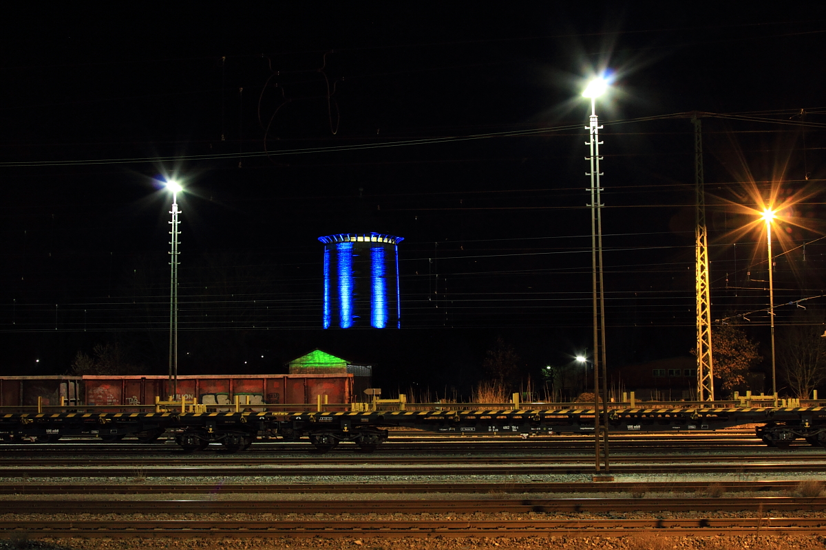 Blick auf den 1941 erbauten Wasserturm im Bahnhof von Lichtenfels am 29.03.2016. Sein ursprünglicher Zweck diente ausschließlich der Wasserversorgung von Dampflokomotiven, heute wird er nur noch bunt beleuchtet.