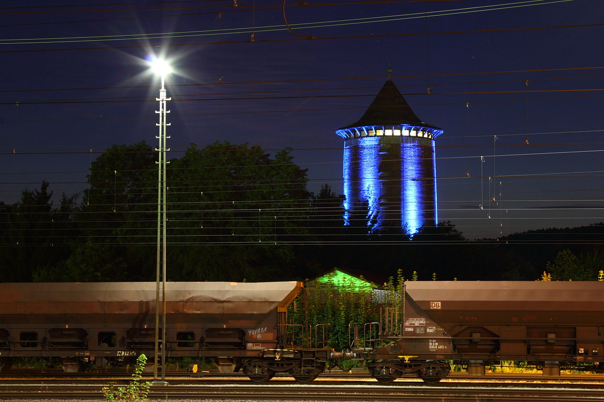 Blick auf den 1941 erbauten Wasserturm im Bahnhof von Lichtenfels am 08.08.2016. Sein ursprünglicher Zweck diente ausschließlich der Wasserversorgung von Dampflokomotiven, heute wird er nur noch bunt beleuchtet.