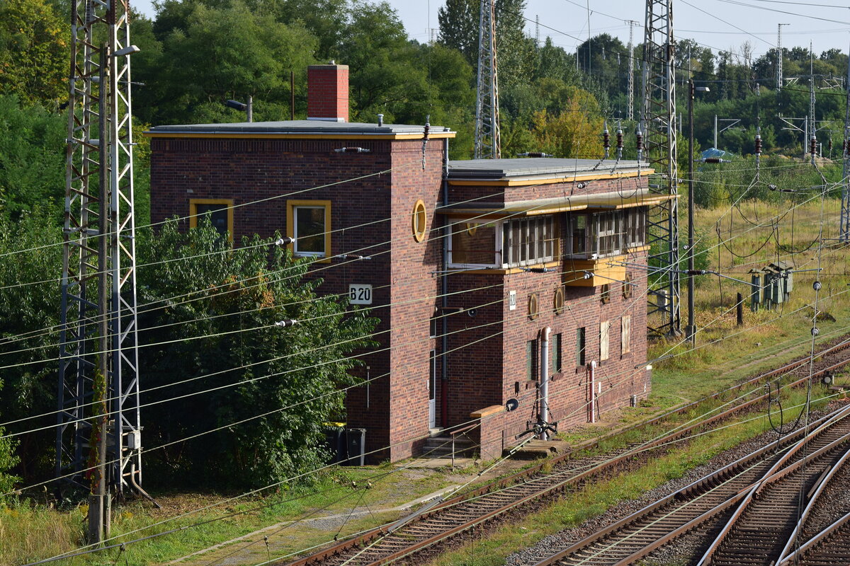 Blick auf das 1948 in betriebgenommene Stellwerk B20 in Falkenberg Elster. Aufgenommen von der Straßenbrücke. 

Falkenberg 23.09.2024