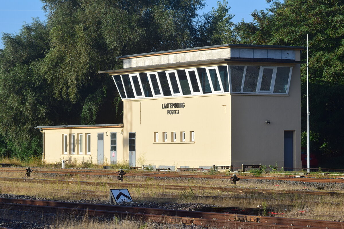 Blick auf das 1964 in Betrieb genommene Stellwerk Poste 2 in Lauterbourg. Das Stellwerk ist Bauart mechanisch MU 45.

Lauterbourg 02.01.2023