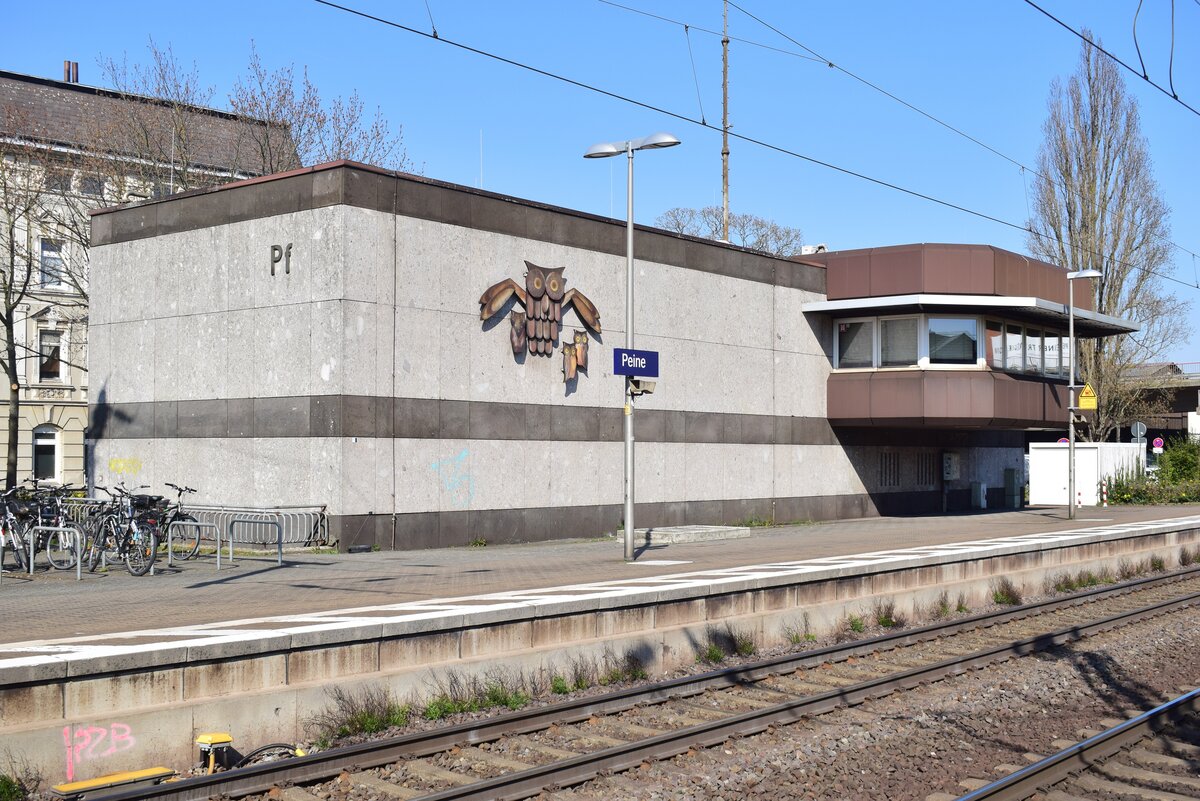 Blick auf das 1983 in Betrieb genommene Stellwerk Pf in Peine. Das Stellwerk ist ein SpDRS60 Stellwerk welches seit 2004 auch Wolftorf fernsteuert.

Peine 21.04.2023