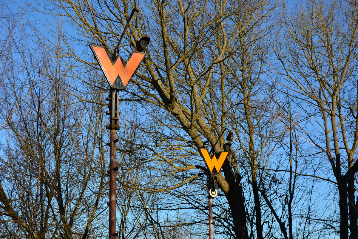 Blick auf 2 ehemalige Ra11 Signale an einem alten Anschluss in Marienfelde.

Berlin Marienfelde 08.01.2018