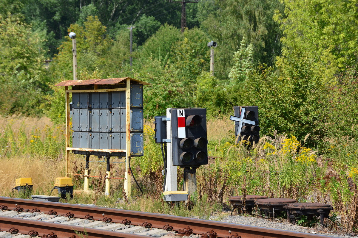 Blick auf 2 niedirg stehende Hauptsignale in Braunsbedra.

Braunsbedra 07.08.2018