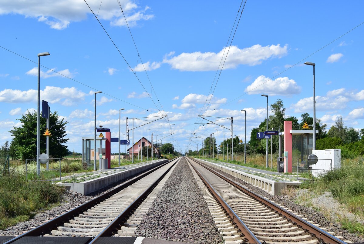 Blick auf den 2018 modernisierten Haltepunkt Lübs in Richtung Magdeburg. Das Bild wurde vüm Bahnübergang aus gemacht.

Lübs 21.07.2020