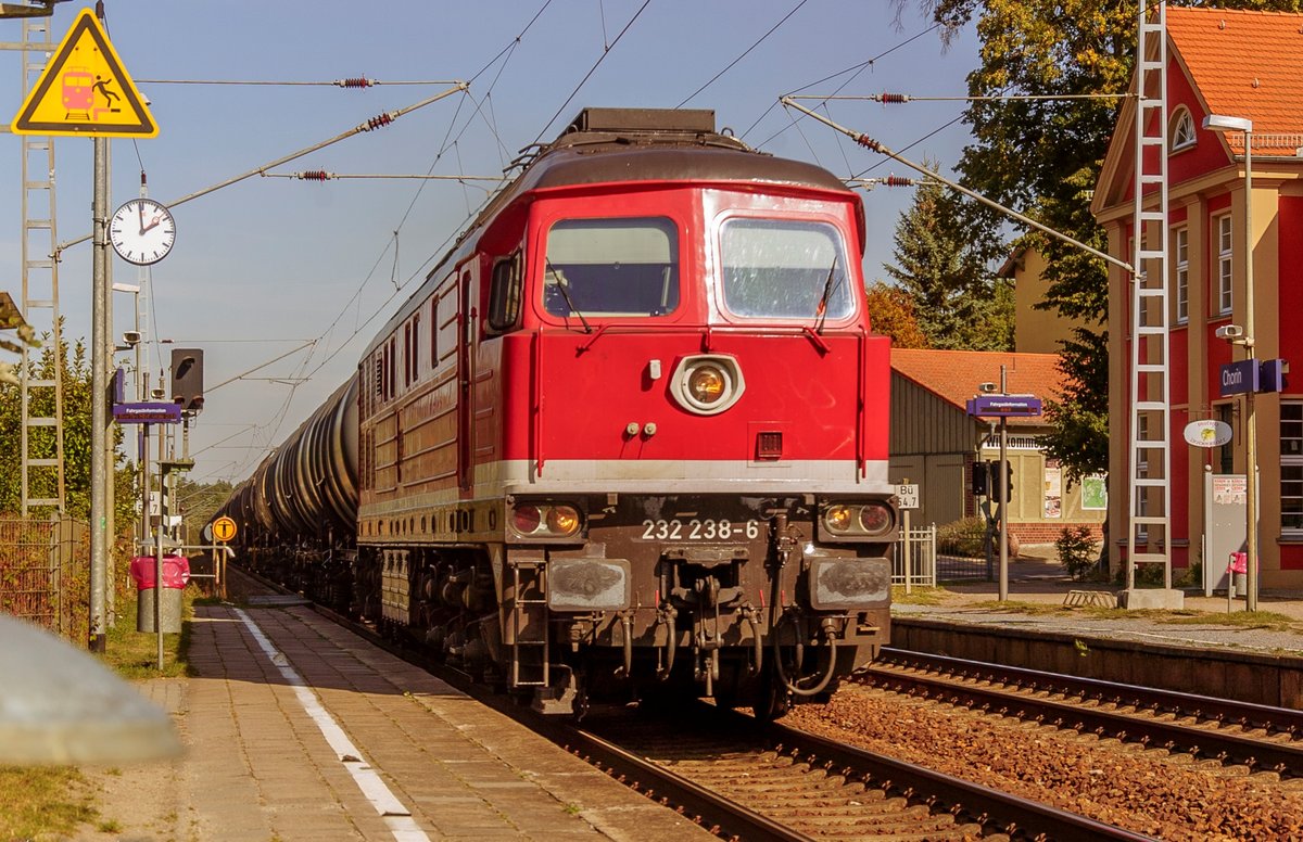 Blick auf 232 238-6 mit einem Tankzug der Leipziger Eisenbahnverkehrsgesellschaft mbH (LEG).
Hier bei der Durchfahrt im Historischem Bahnhof Chorin.
Aufgenommen am 23/09/2019