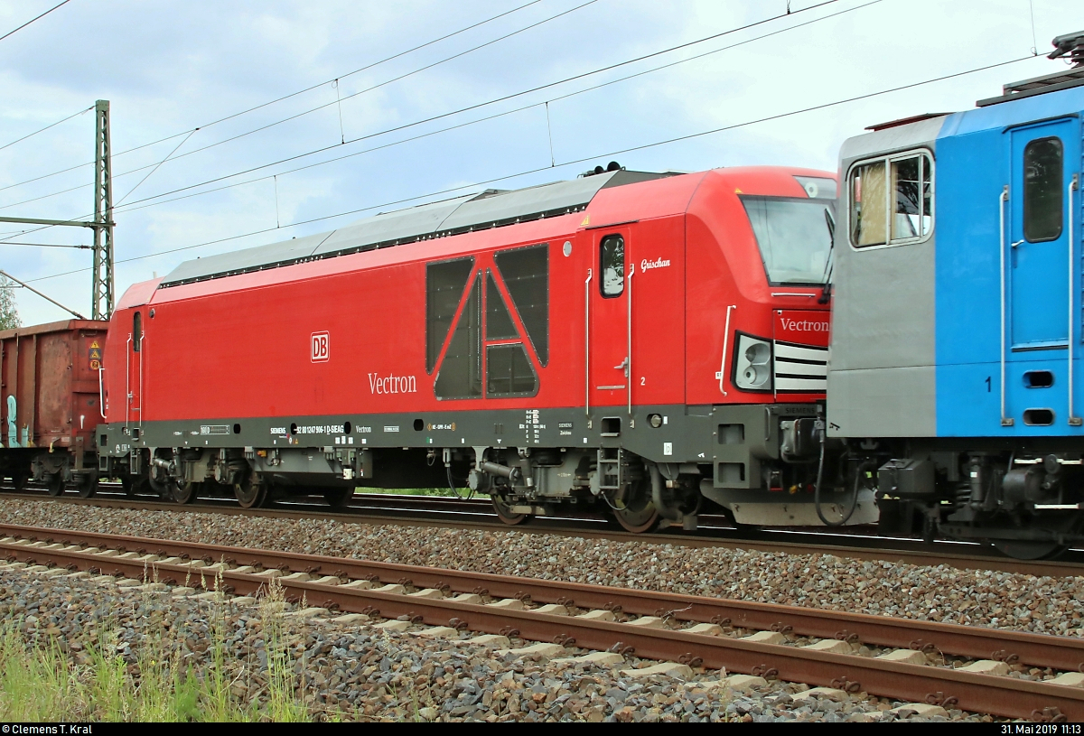 Blick auf 247 906-1  Grischan  (Siemens Vectron) DB, die in einem gemischten Gz von Halle(Saale)Gbf nach Zwickau(Sachs)Hbf mit 193 360-5  I am European  (Siemens Vectron) DB sowie kalter 155 138-1 Railpool, vermietet an die DB, eingereiht ist und in Halle-Kanena/Bruckdorf auf der Bahnstrecke Magdeburg–Leipzig (KBS 340) fährt.
Alle drei Loks wurden im Zuge dieser Fahrt als Gastfahrzeuge nach Schwarzenberg(Erzg) anlässlich der 27. Schwarzenberger Eisenbahntage vom 30.5. bis zum 2.6.2019 überführt.
[31.5.2019 | 11:13 Uhr]