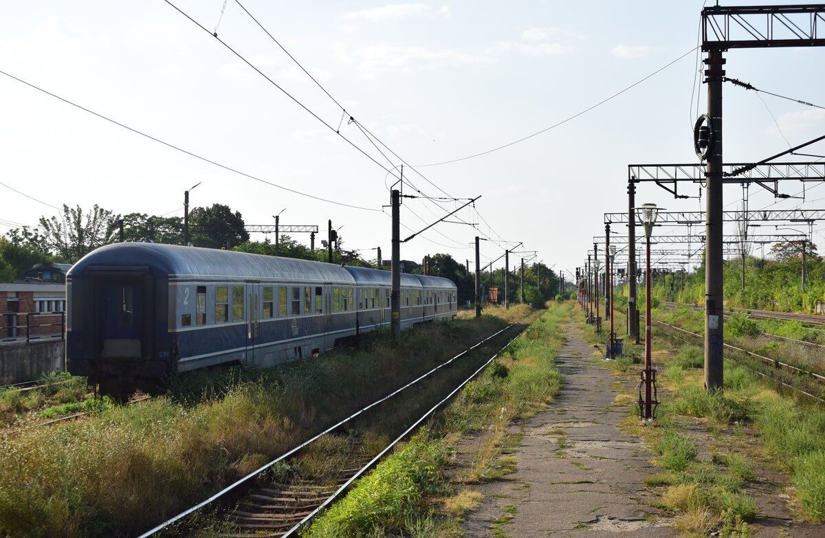 Blick auf 3 Mitteleinstiegswagen in Depot Bukarest sowie den Haltepunkt Bucuresti Basarab.

Bukarest 03.09.2025