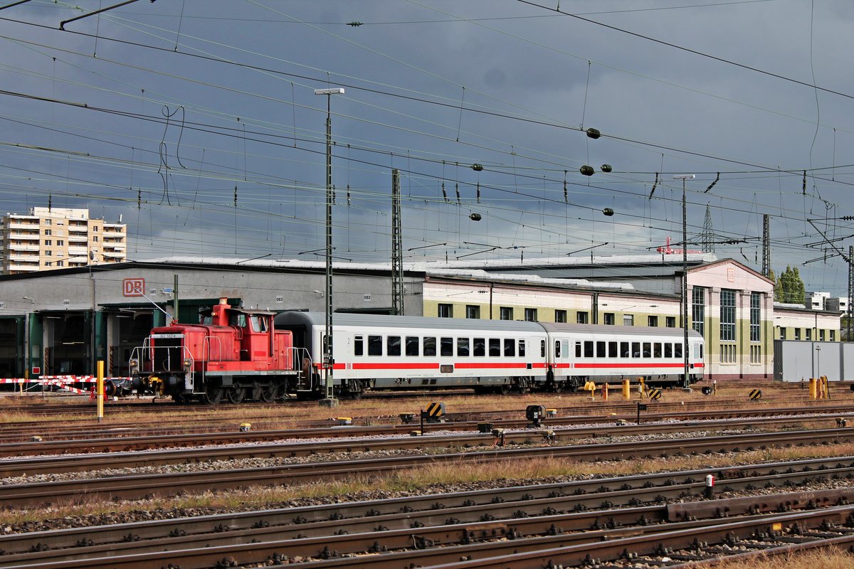 Blick auf 362 592-8, als diese am Nachmittag des 25.09.2019 zwei IC-Wagen durchs nördliche Vorfeld vom Badischen Bahnhof von Basel am ICE-Werk vorbei schob, um sie im südlichen Vorfeld abzustellen.