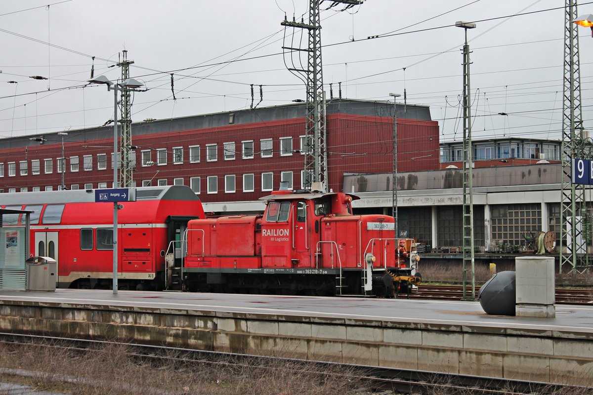Blick auf die 363 219-7, als diese am 26.03.2019 einen einzelnen Dosto-Mittelwagen durch den Hauptbahnhof von Bremen rangierte.
