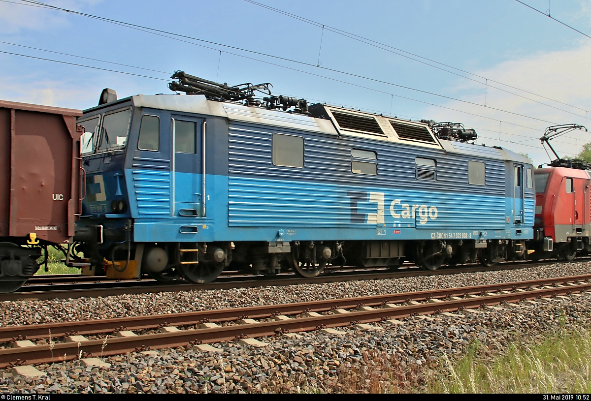 Blick auf 372 008-3 der ČD Cargo, a.s., die in einem gemischten Gz mit 189 008-6 DB eingereiht ist und in Halle-Kanena/Bruckdorf auf der Bahnstrecke Magdeburg–Leipzig (KBS 340) Richtung Leipzig fährt.
[31.5.2019 | 10:52 Uhr]